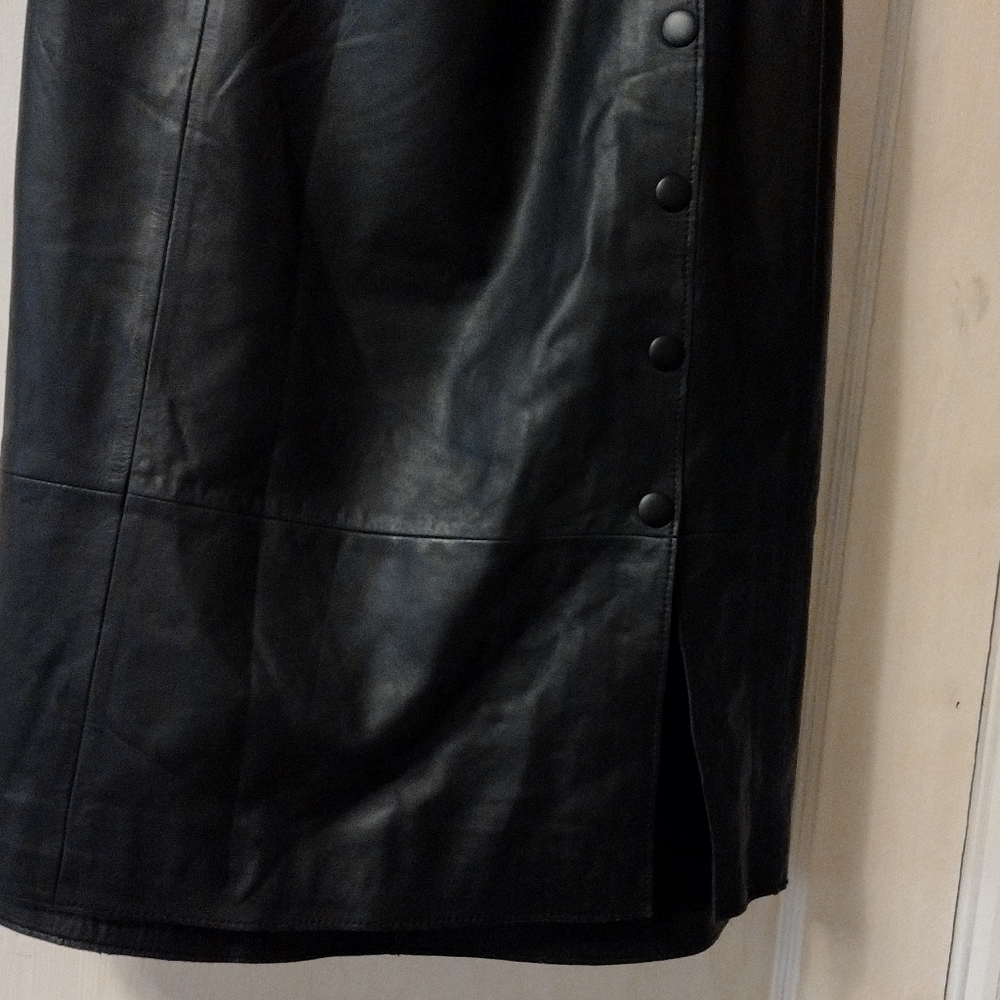 Genuine leather, fully lined skirt. Covered buttons detailed,sz. 22W